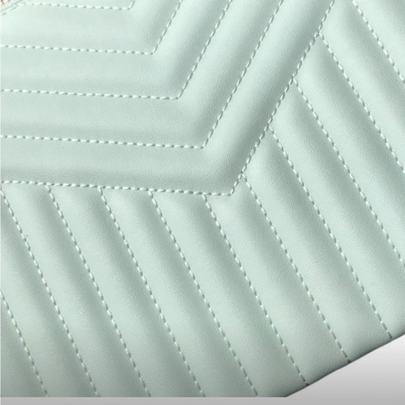 Women’s A New Day Elegant Mint Green Quilted Wristlet / Clutch NWOT - Picture 4 of 4